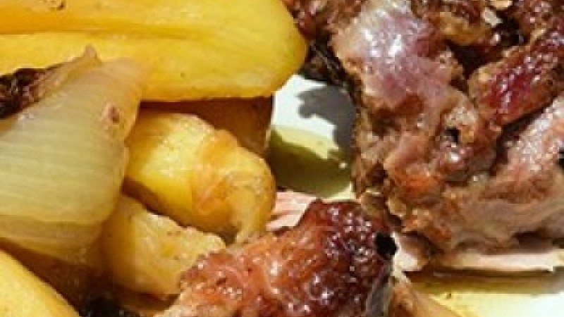 80.Στρουμπί-Ψητό κρέας στον φούρνο με πατάτες (Χριστιάννα Καππιτζή)
